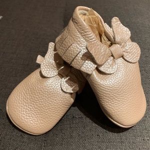Metallic beige butterfly moccasins
